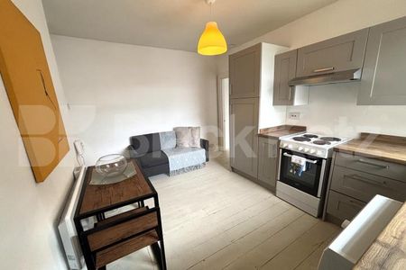Stylish top floor period conversion - Photo 5