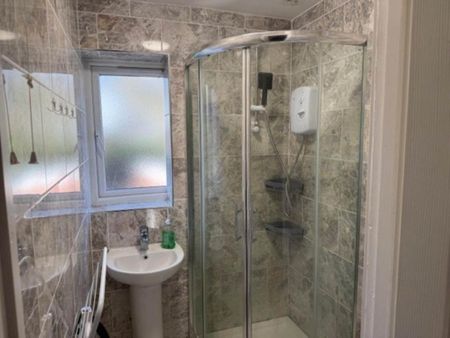 3 bedroom semi-detached house to rent - Photo 5