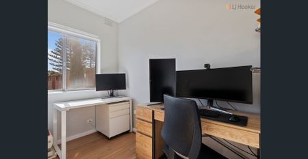 Modern, Light-Filled Upstairs 2 Bedroom Unit in Secure Small Group - Photo 2