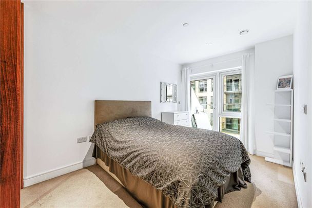 A one bedroom luxury apartment with balcony located in the prestigious Dickens Yard development by St George. - Photo 1