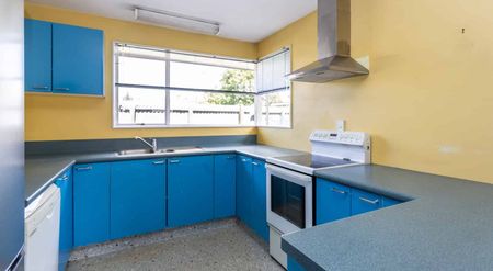 Spacious Pet Friendly Family Home! - Photo 5