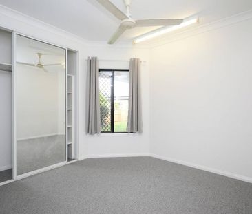 Beautiful Home - Freshly Painted - New Carpet - Separate Living - Pool - Photo 5