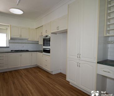 SPACIOUS COUNTRY RETREAT - Photo 5