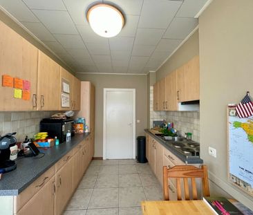GELIJKVLOERS APPARTEMENT MET TWEE SLAAPKAMERS, TUIN EN GARAGE TE HUUR - Foto 4