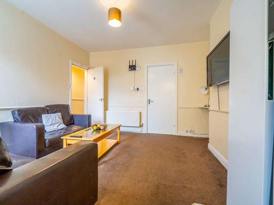 4 bedroom house of multiple occupation to rent - Photo 1