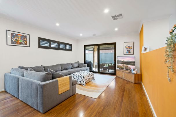 Grand Living in the Heart of Greenvale&mldr; - Photo 1