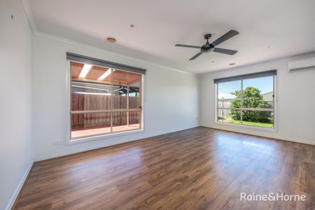 Fantastic Home In The Ashfield Estate! - Photo 2