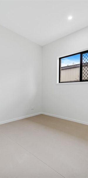 Lovely low-set unit, one bedroom with two living spaces - Photo 1