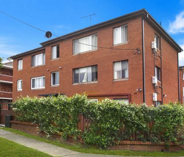 Modern, Sunny Top Floor Two Bedroom Apartment - Photo 5
