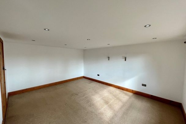 High Street - Photo 1