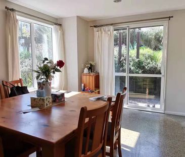 Sun-drenched living near school - Photo 2