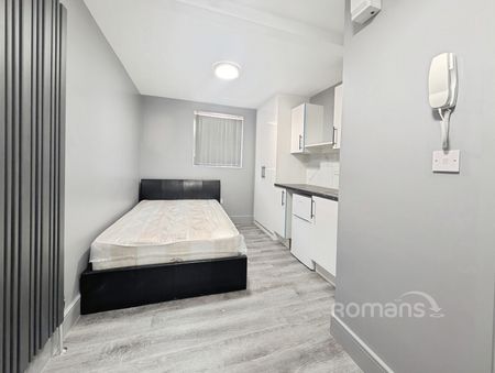 property to rent - Photo 2