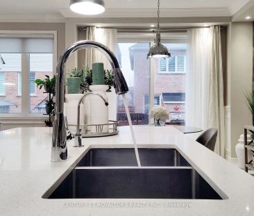 Detached Home For Lease | W9031533 - Photo 3