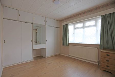 Price £2,300 pcm - Available Now - Part Furnished - Photo 4