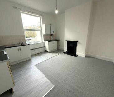 3 bedroom flat to rent - Photo 4