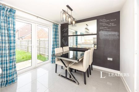 3 bedroom detached house to rent - Photo 2