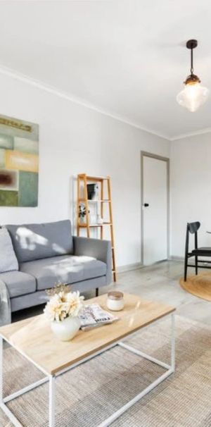 Sunlit St Kilda East Apartment with Secure Parking! - Photo 1
