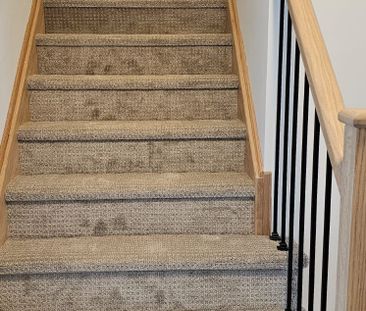 For Lease - 27 Lyall Stokes Circle, East Gwillimbury, Ontario - Photo 4