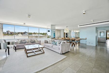 World-Class Luxury Apartment with Unrivalled Panoramic Views Across Bondi Beach - Photo 3