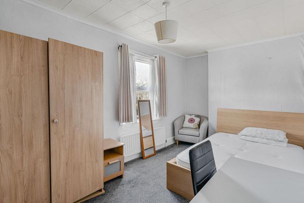 5 bedroom end of terrace house to rent - Photo 1
