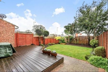 4 bedroom end of terrace house to rent - Photo 2