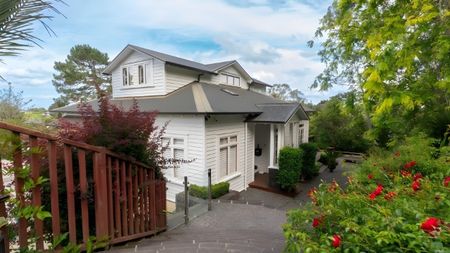 Exquisite 4-Bedroom Manor with Stunning Bush Views in Lucas Heights - Photo 4