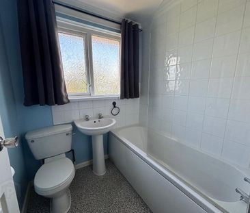 28 Dromore Road, Carrickfergus, BT38 7PJ - Photo 4