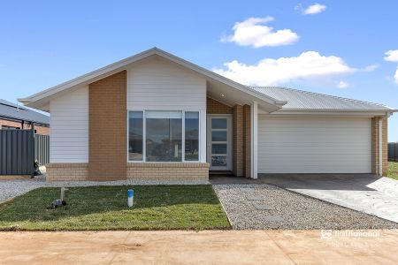 Modern Four-Bedroom Home in Yallarah Estate - Photo 4