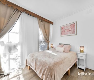 An Iconic, Architect-Designed Showpiece in a Premier Position - Photo 5