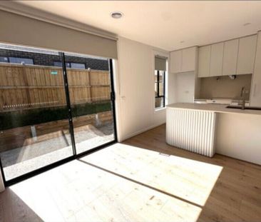 Cranbourne East - Photo 6