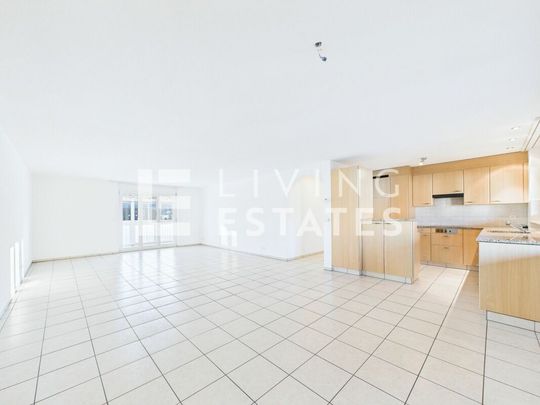 A SPACIOUS LIVING ROOM WITH COMFORT AND VIEW - Photo 1