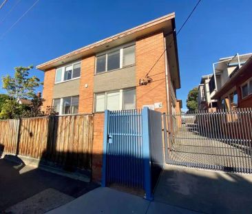 “GROUND FLOOR ONE BEDROOM APARTMENT IN THE HEART OF ST KILDA! I HAV... - Photo 5