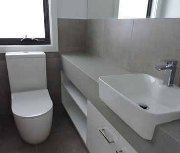 Modern two bedroom townhouse - Photo 5