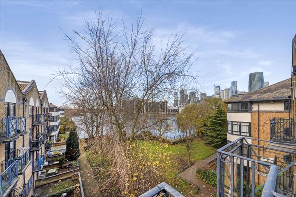 Bright and spacious 2 double bedroom split level apartment to rent in Canary Wharf. - Photo 1