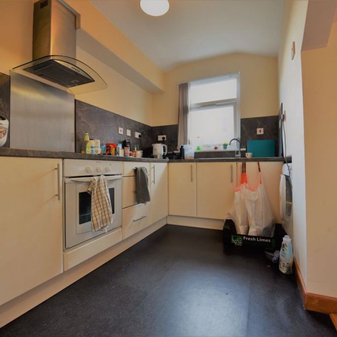 2 bedroom Flat in 1 Low Close Street, Leeds - Photo 1