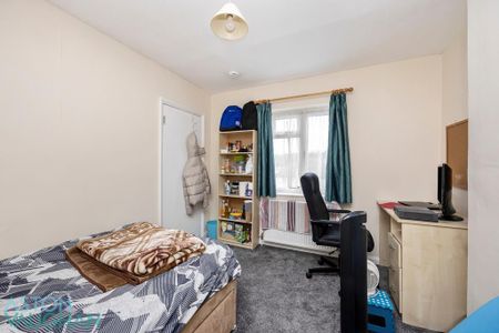 4 bedroom semi-detached house to rent - Photo 3