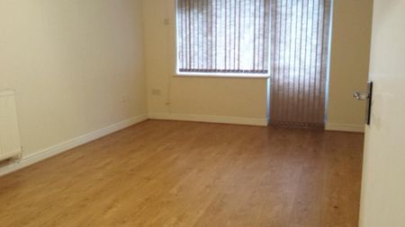 3 bedroom flat to rent - Photo 2