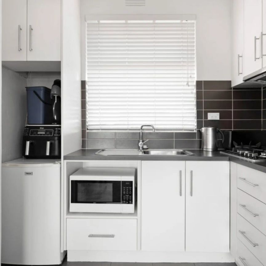 Top-Floor Spacious Apartment in Prime Richmond Location with small car space *NOTE INDUCTION COOKTOP INSTALLED* - Photo 1