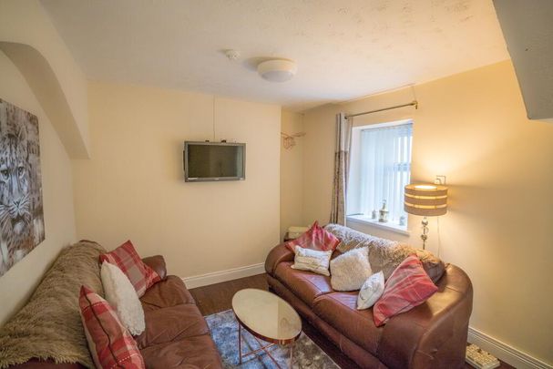 STUDENT ACCOMMODATION, 6 Stewarts Terrace, Derry/Londonderry, BT48 7LH - Photo 1