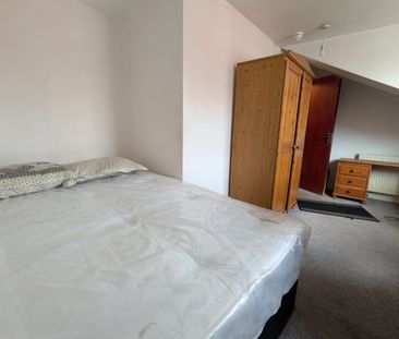 Room in a Shared House, Burley Road, LS4 - Photo 3