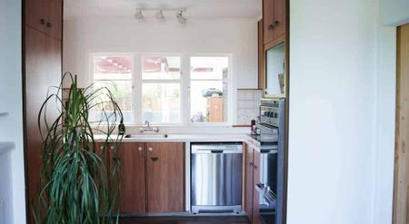 Sunny Elevated Home Near Tahunanui Beach – Privacy, Views and Character - Photo 4