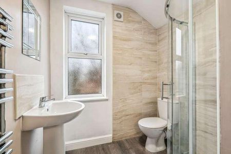 Large Property // Spare Room // Available Now!, LN5 - Photo 2