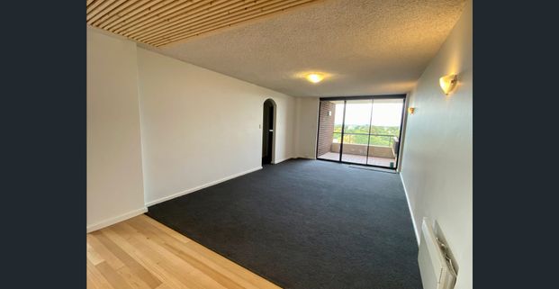 Bright & spacious with panoramic views - Photo 1