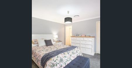 Beautiful leafy surrounds with relaxing outdoor space - Photo 2