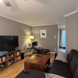 GRAND 31/2 BALCON STATIONNEMENT, ESPACE BUREAU. - Photo 2