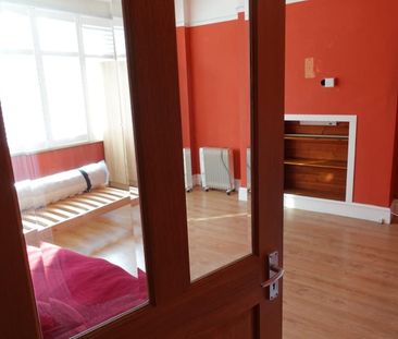 Room in a Shared House, Blenheim Avenue, IG2 - Photo 2