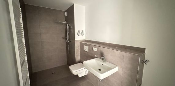 Moderne 2-Zimmer-Terrassenwohnung mit Einbauküche, Fußbodenheizung und Tiefgaragenstellplatz - Photo 2