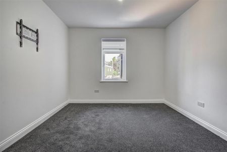 5 bedroom semi-detached house to rent - Photo 2