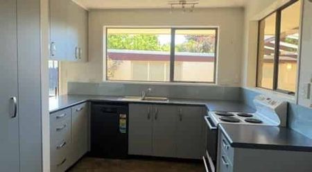 Sunny 3 Bedroom Home with Spacious Yard - Photo 3