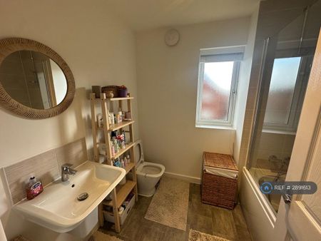 3 bedroom detached house to rent - Photo 3